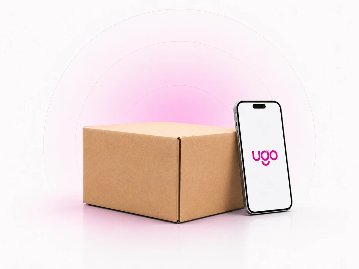 Encomienda junto a un teléfono con la identidad visual de UGO